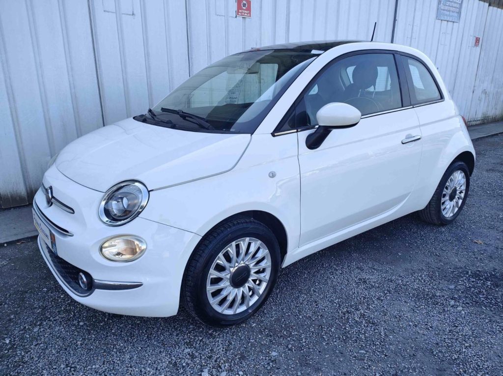 Voiture blanche à deux portes