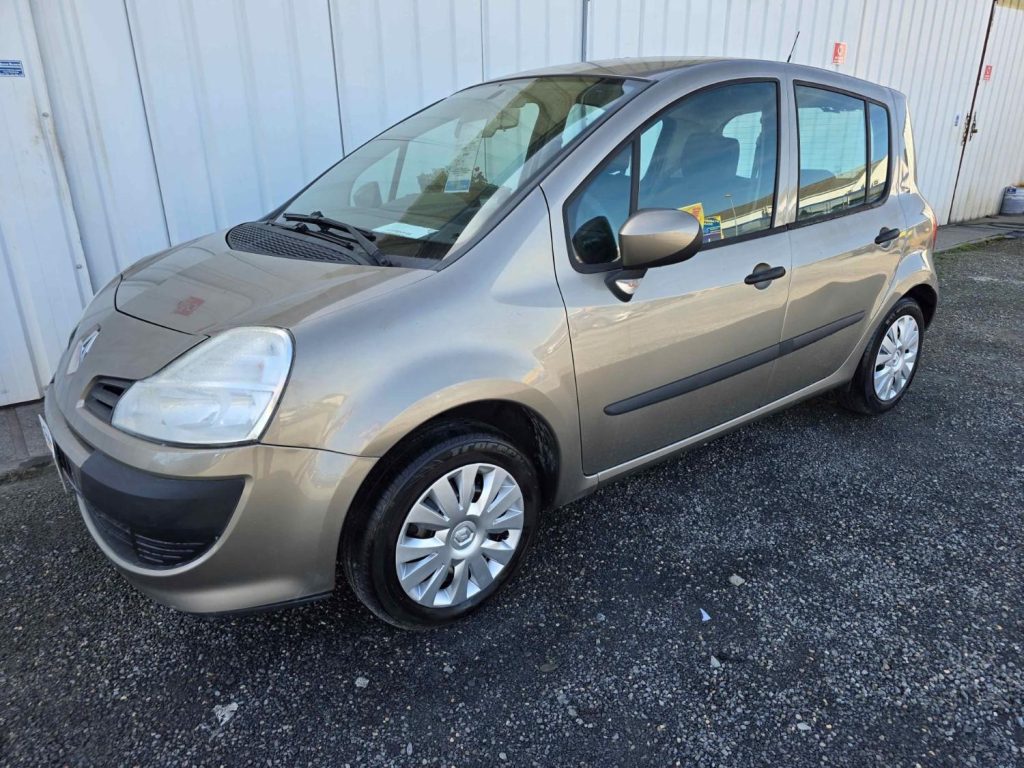 Voiture Renault de couleur beige