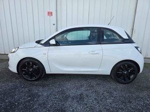 Voiture blanche avec jantes noires