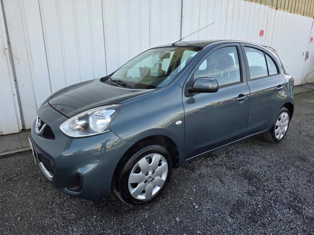 Voiture grise garée latéralement