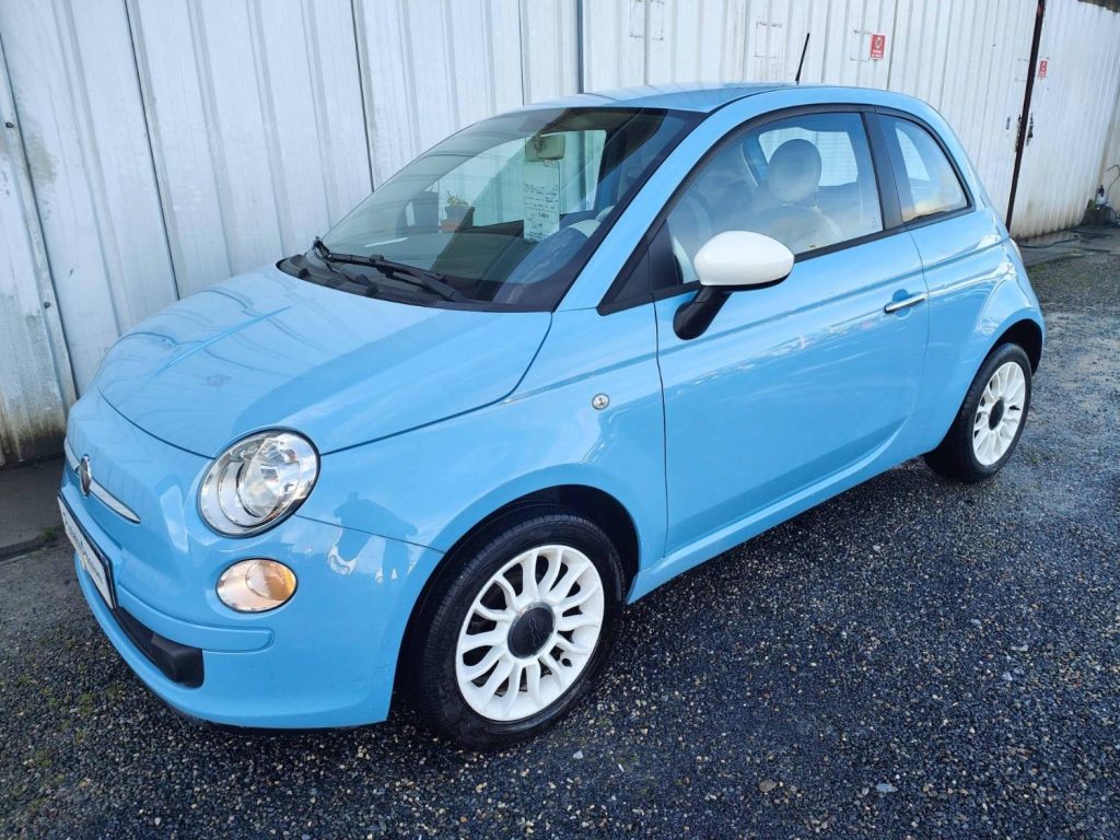 Voiture compacte de couleur bleue