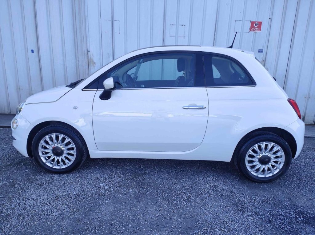 Voiture blanche vue de côté