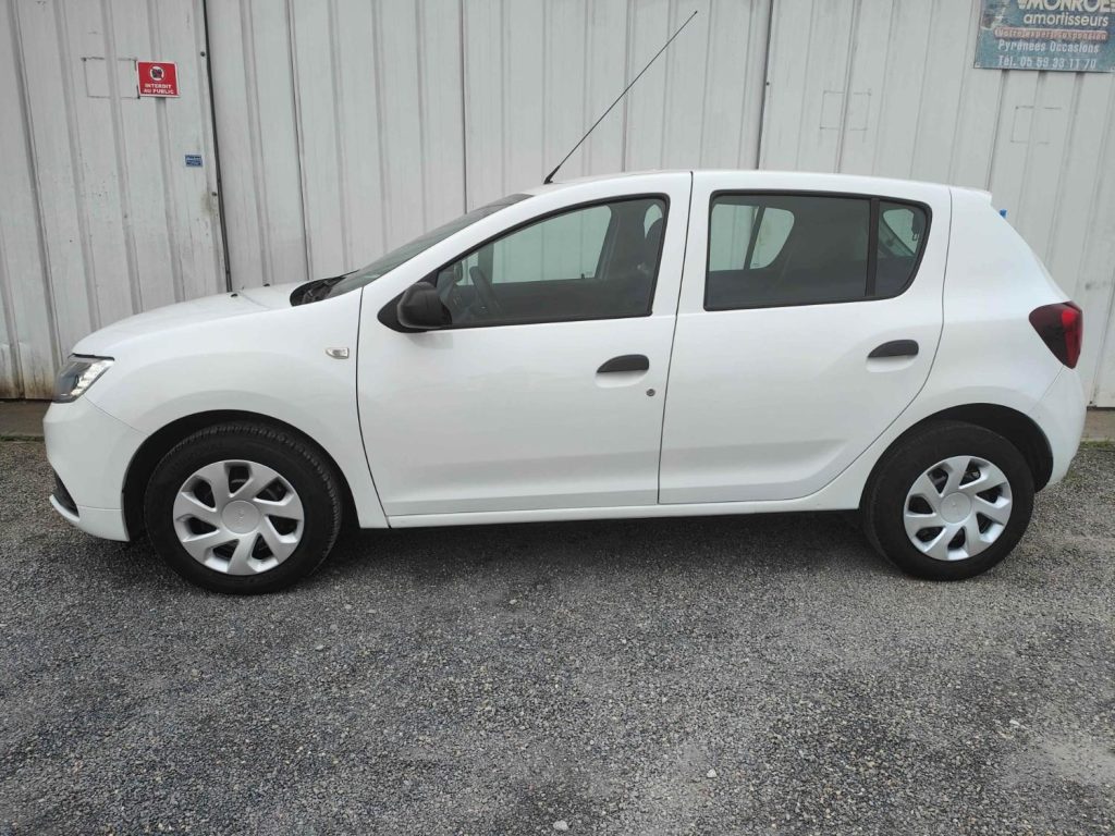 Voiture blanche stationnée latéralement