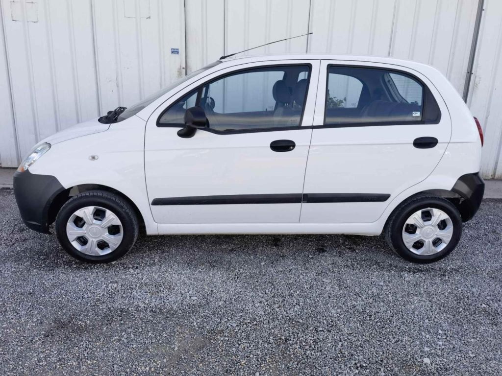 Voiture compacte blanche stationnée