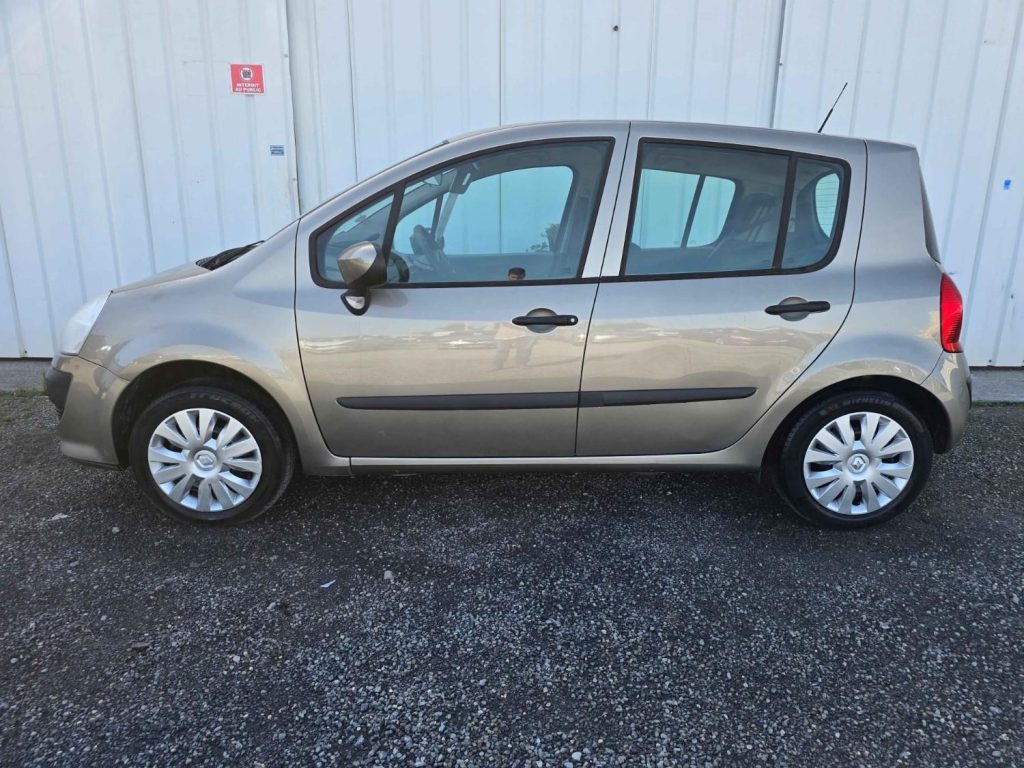 Voiture grise sur un parking