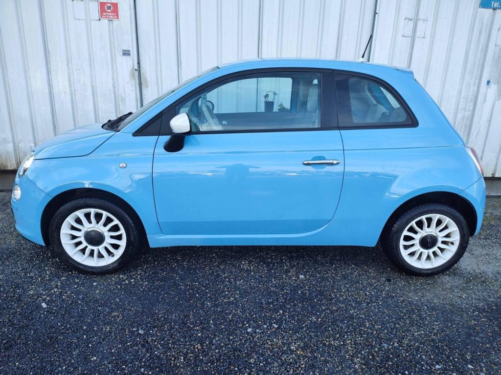 Voiture bleue stationnée sur gravier