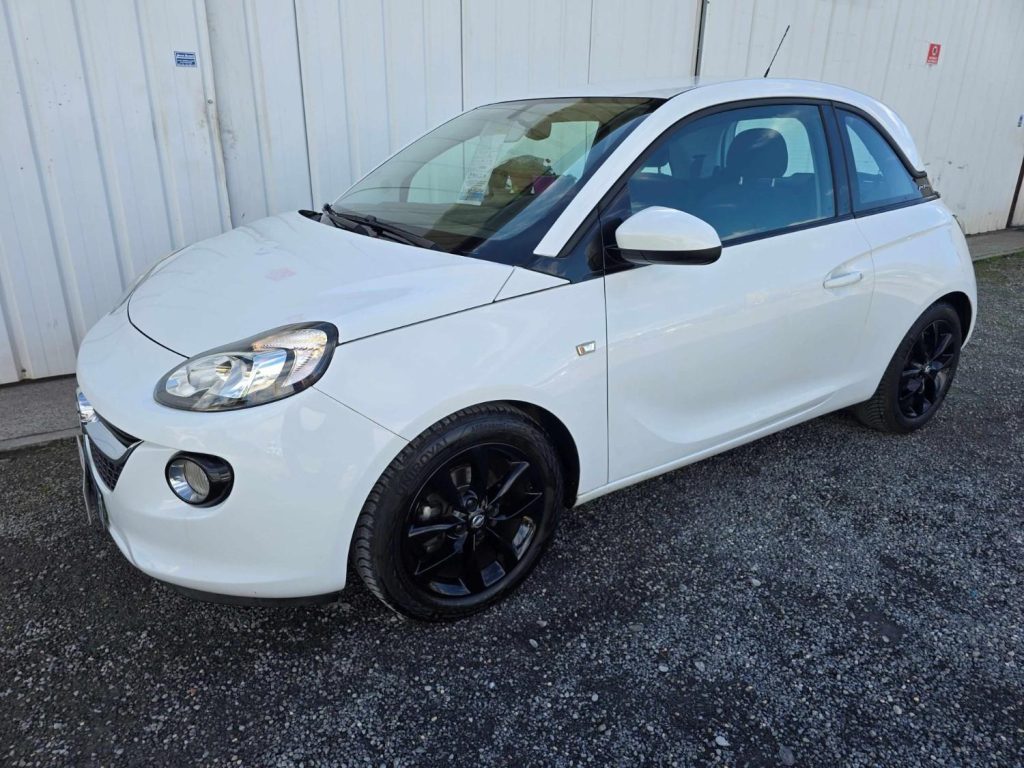 Voiture blanche avec jantes noires