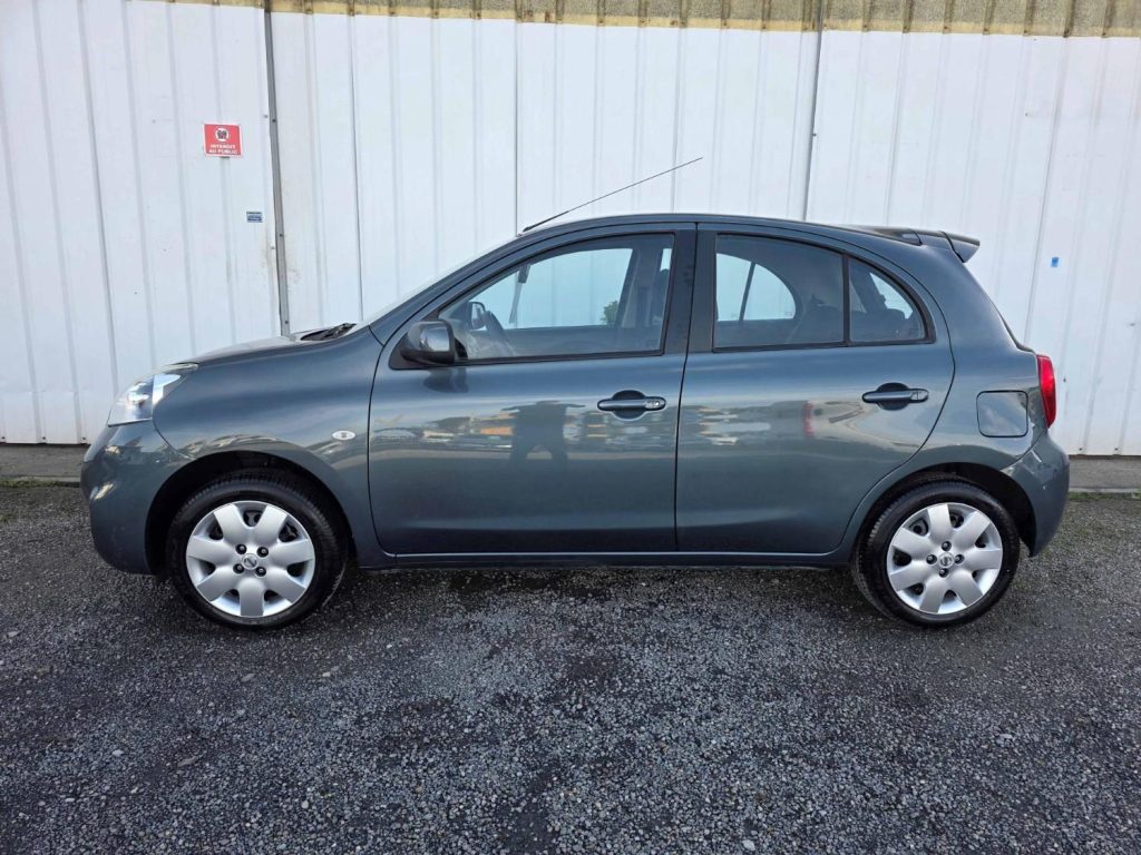 Voiture grise de profil