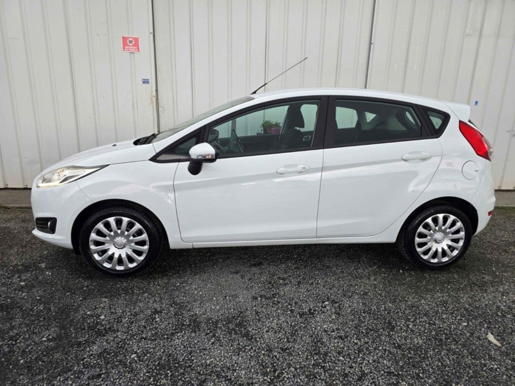 Voiture blanche de côté