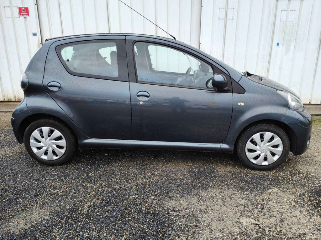 Voiture grise stationnée à l'extérieur