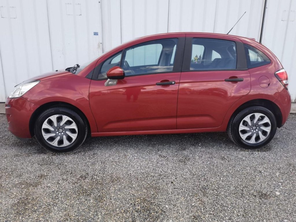 Voiture rouge garée latéralement