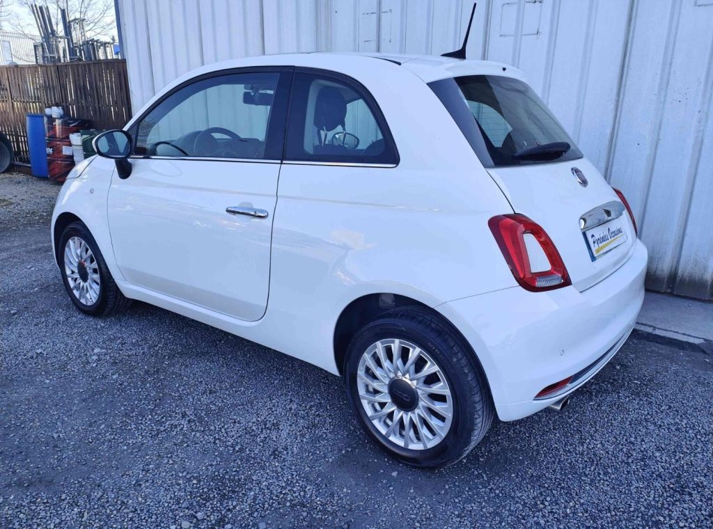 Voiture blanche de côté