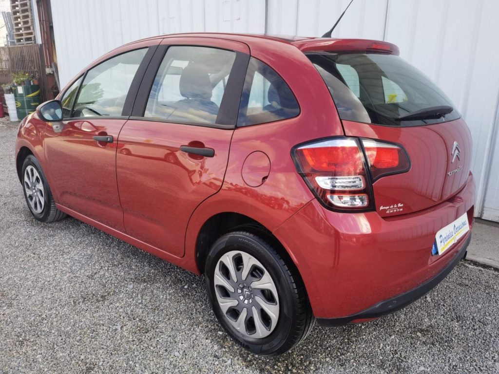 Voiture rouge Citroën de profil