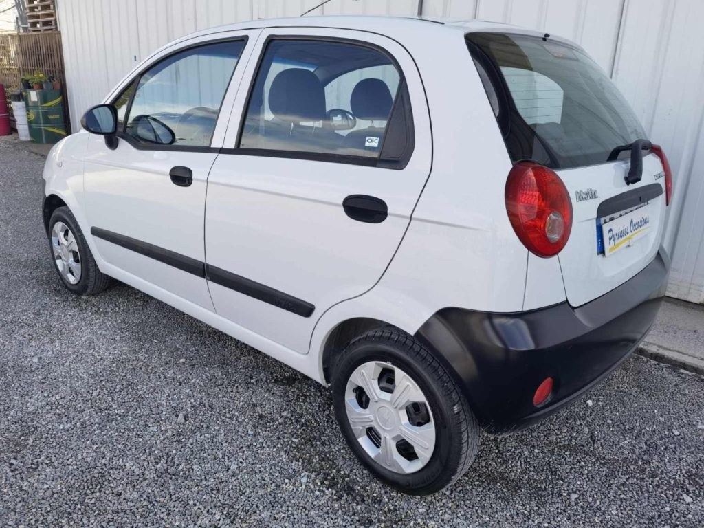 Voiture blanche garée à l'extérieur
