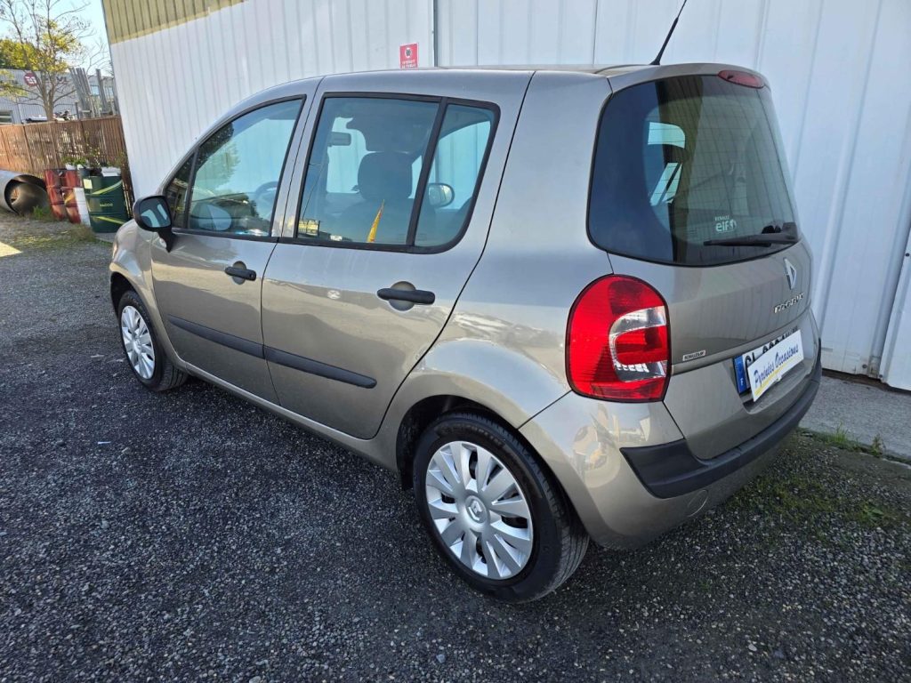 Voiture Renault parkée à l'extérieur