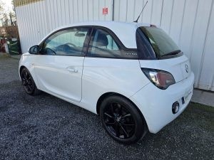 Voiture blanche avec jantes noires