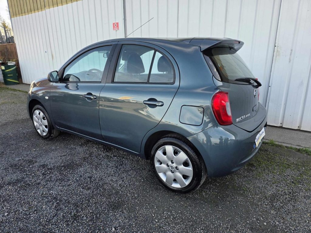 Voiture grise garée à l'extérieur