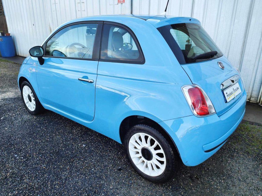 Voiture compacte bleu clair