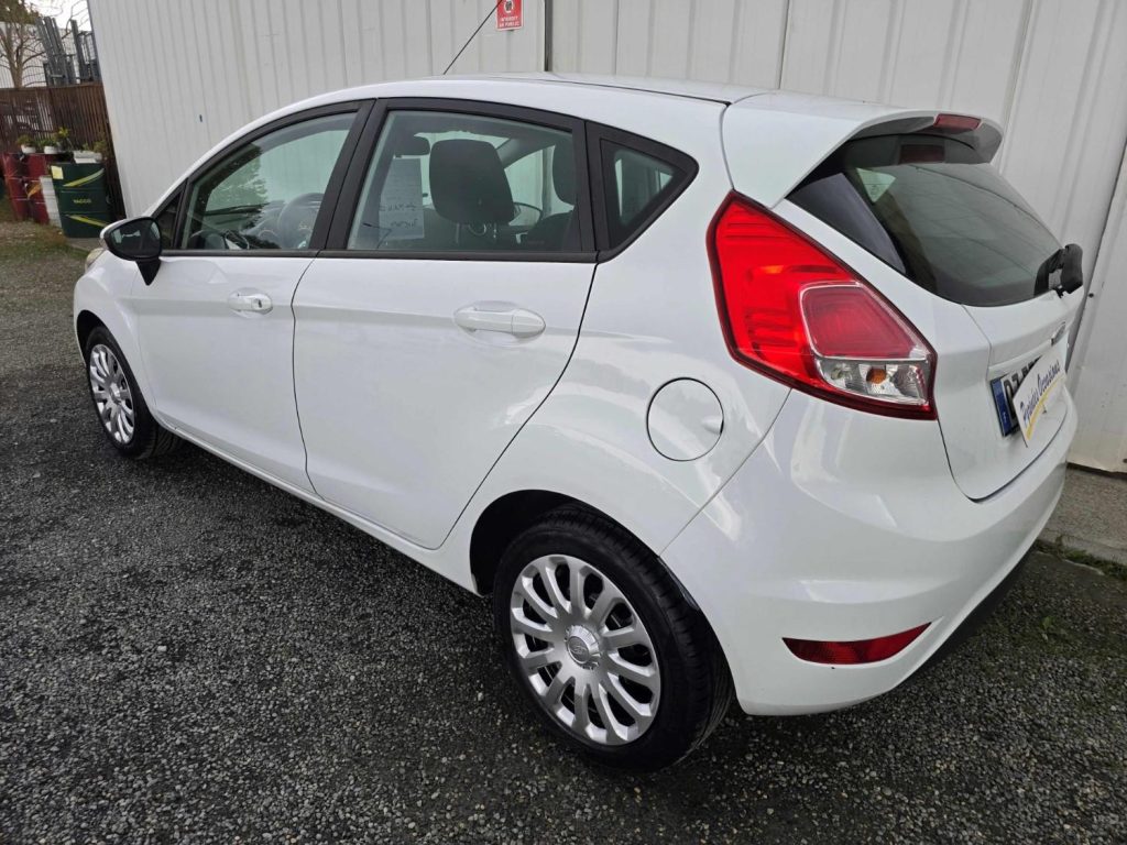 Voiture blanche côté arrière