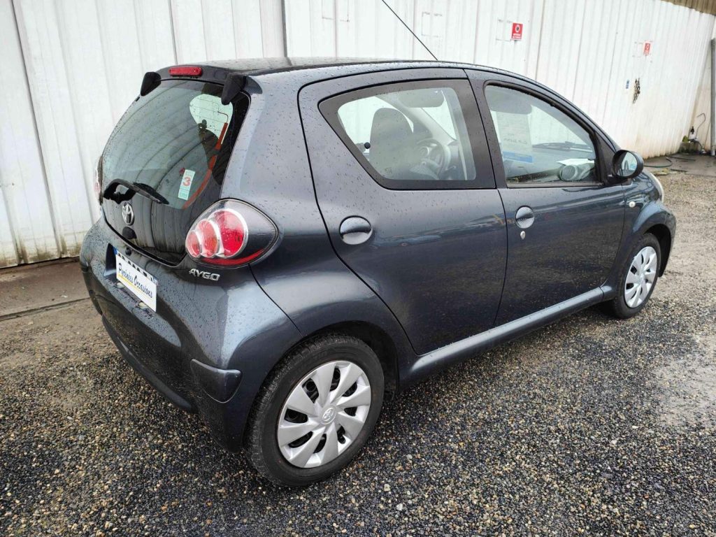 Voiture grise, arrière, humide