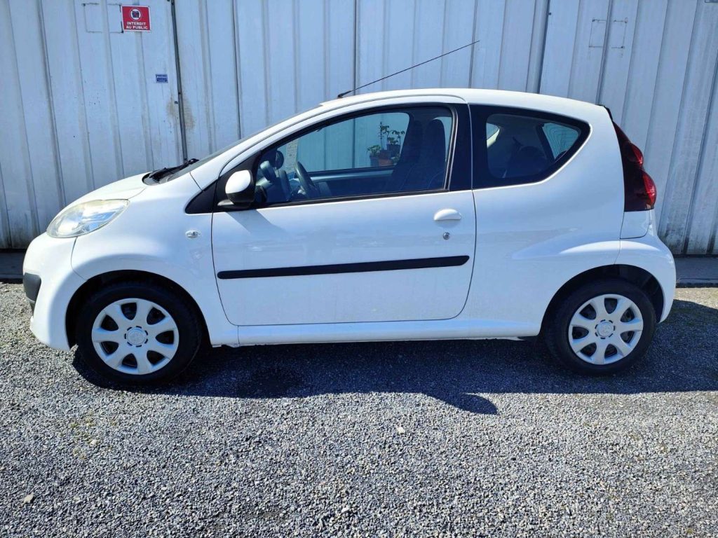 Voiture blanche sur gravier