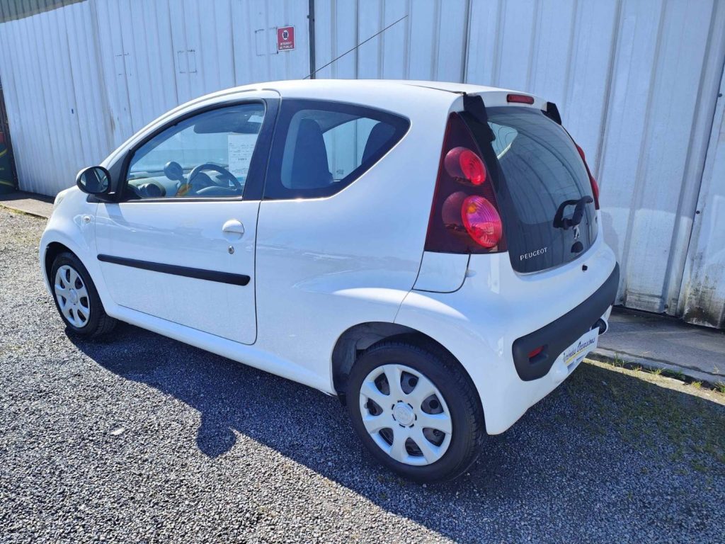 Voiture blanche garée à l'extérieur
