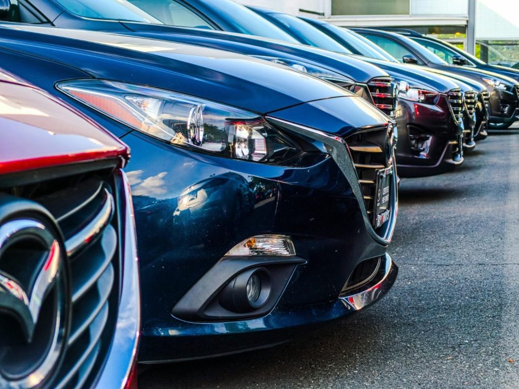 Véhicules alignés sur le parking