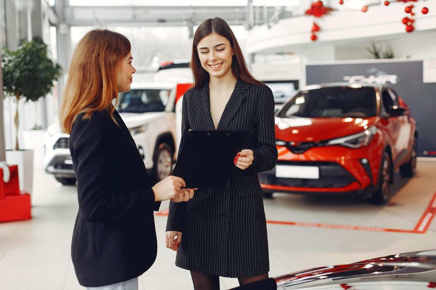 Conversation dans un concessionnaire automobile