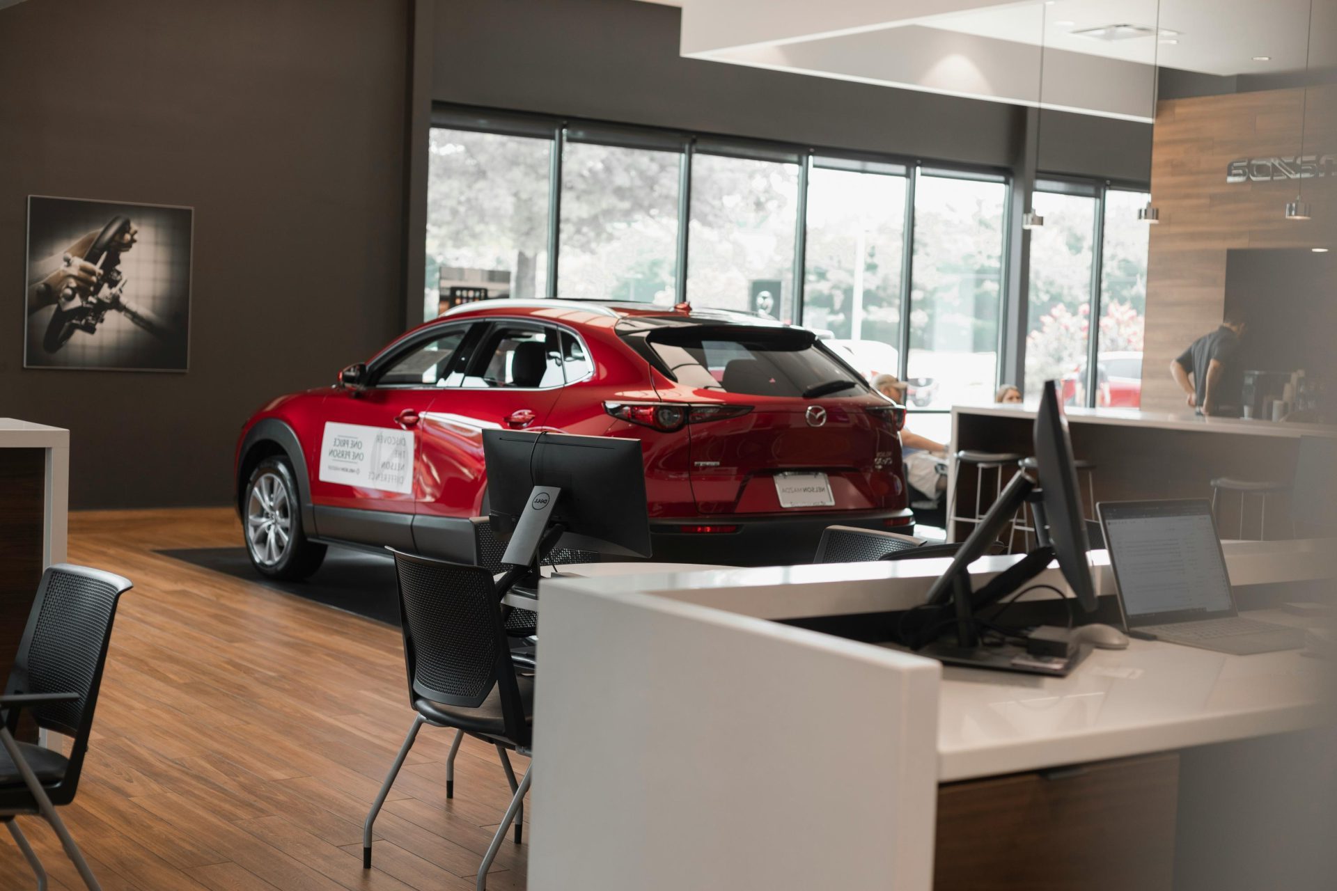 Voiture rouge dans une concession